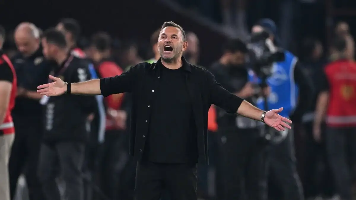 Okan Buruk: 'Scheidsrechter stuurde mij opzettelijk weg' na rode kaart tegen Trabzonspor