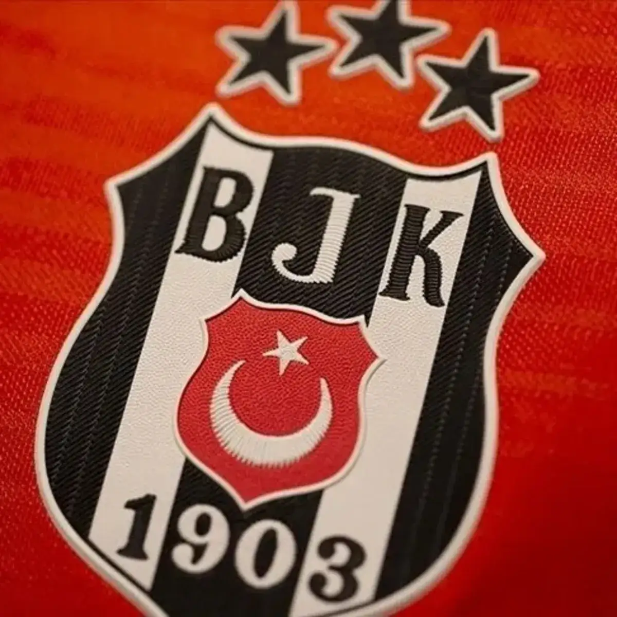 Beşiktaş dient klacht in tegen beIN Sports na verdediging van Okan Buruk na rode kaart