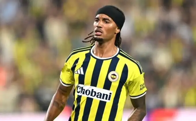 Archie Brown verrast als links centrale verdediger bij Fenerbahçe in oefenwedstrijd tegen Turan Tovuz