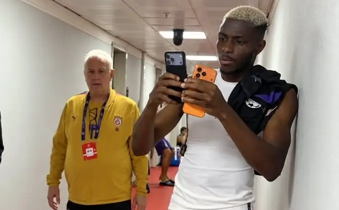 Osimhen vraagt Yamal om een foto na de wedstrijd Galatasaray – Barcelona