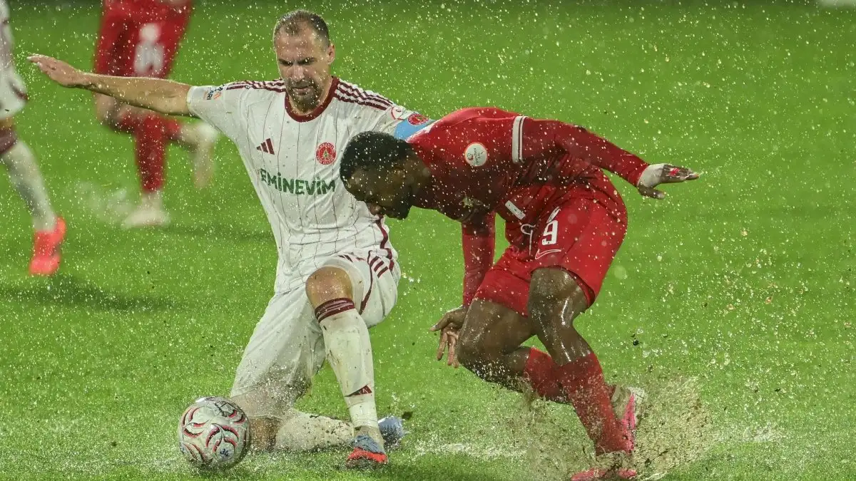 Ümraniyespor-Boluspor wedstrijd werd onderbroken door regen