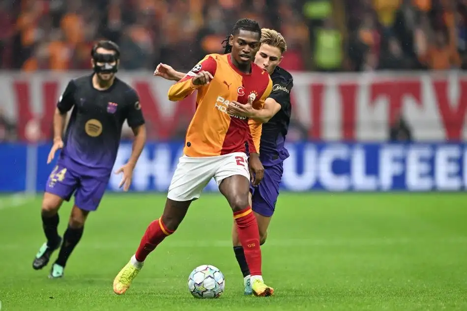 Rafael Leao levert één assist tegen Barcelona, maar blijft verder onzichtbaar bij Galatasaray