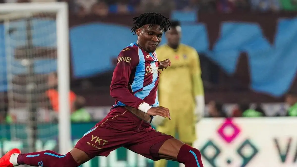 Chibuike Nwaiwu deelt foto met Vlahovic en Salah na Beşiktaş-wedstrijd en vraagt: 'Wie neemt mijn baan?'